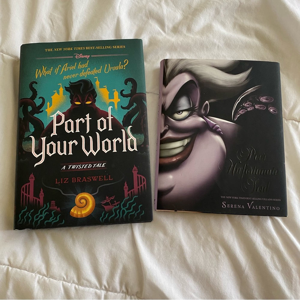 2 Disney The Little Mermaid 🧜‍♀️ backstory/lore/collectables books